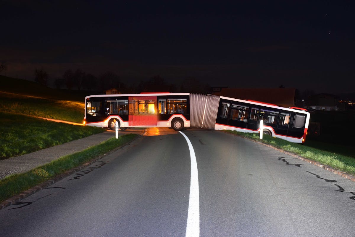 Le bus s'est retrouvé coincé au milieu de la route.