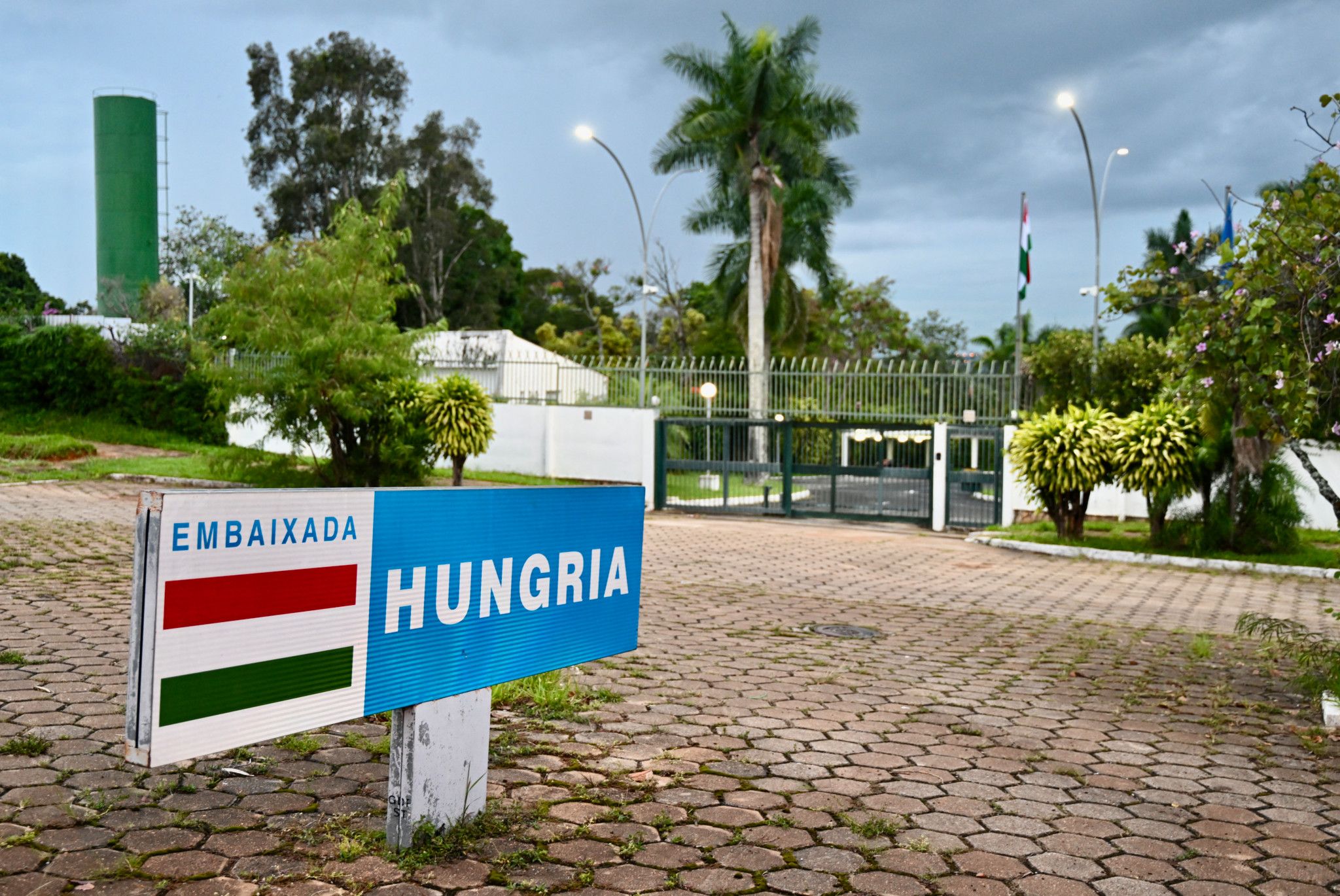 Un séjour de Bolsonaro à l'ambassade de Hongrie sème le trouble