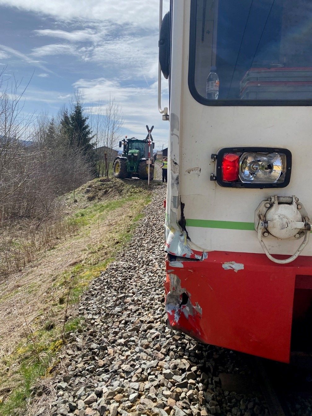 Un train heurte un tracteur aux Ponts-de-Martel