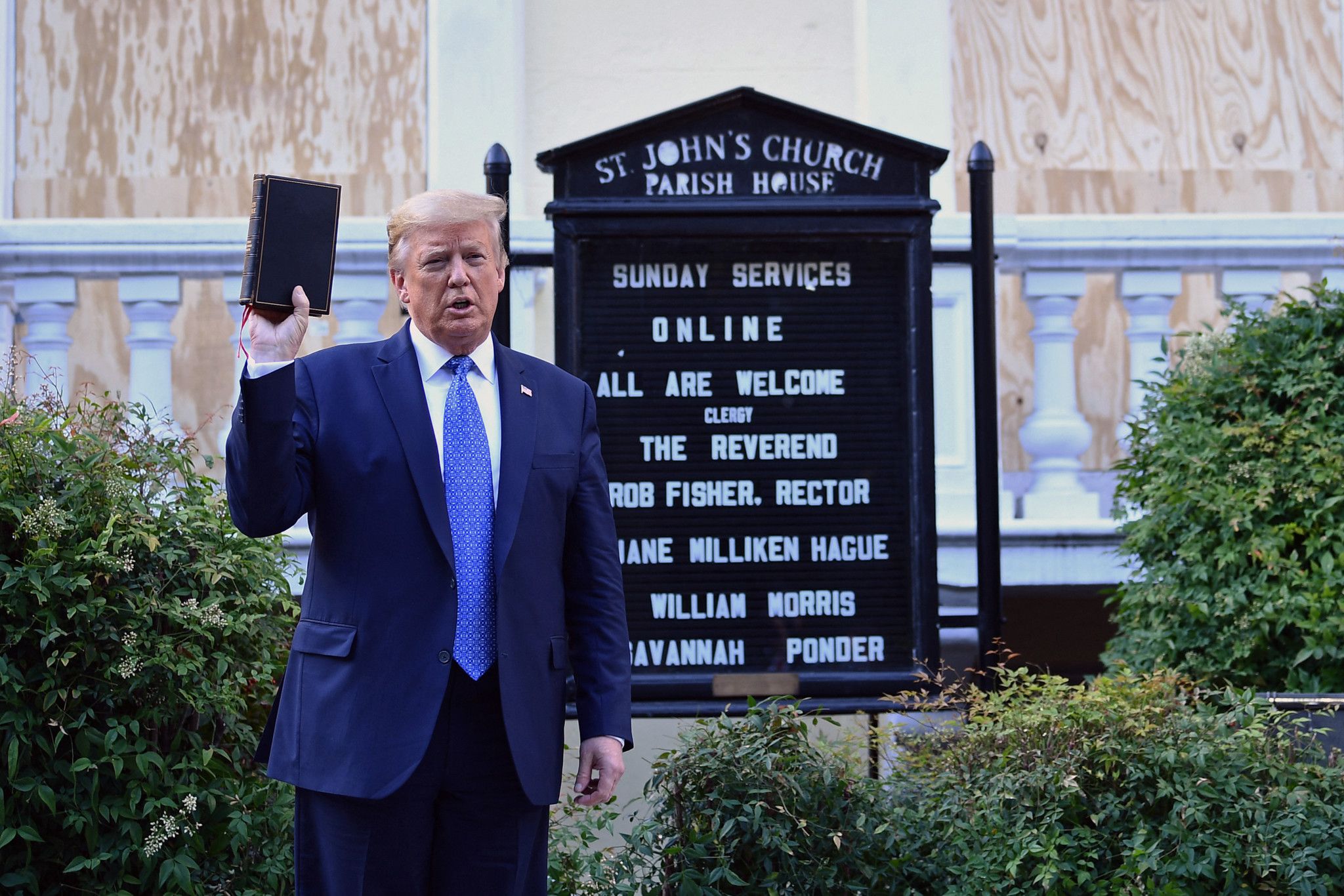 Avant Pâques, Trump vend des bibles