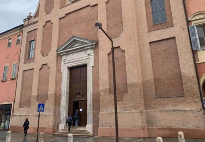 Un artiste accusé de blasphème agressé dans une église