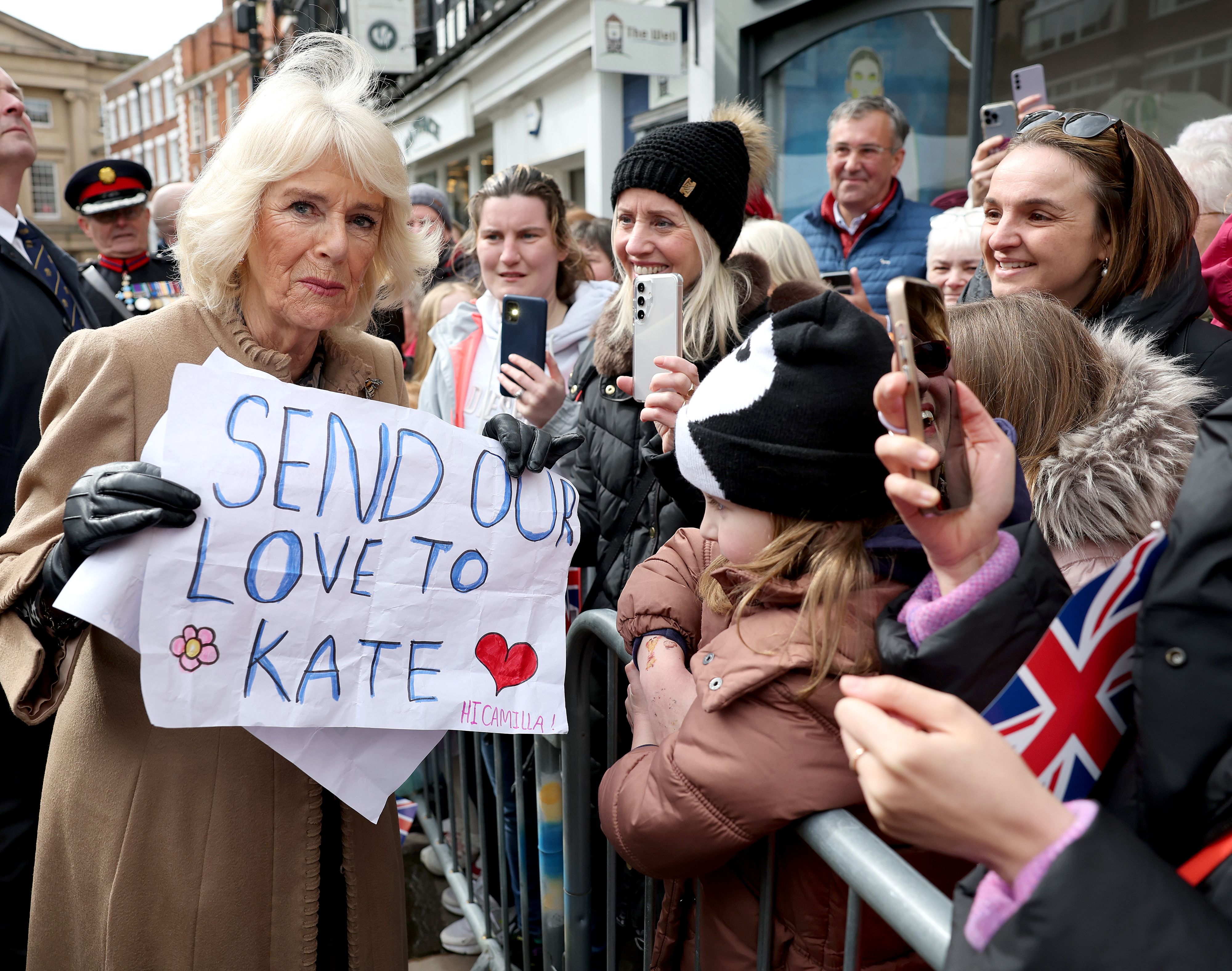 Camilla transmet l'amour du public pour Kate Middleton