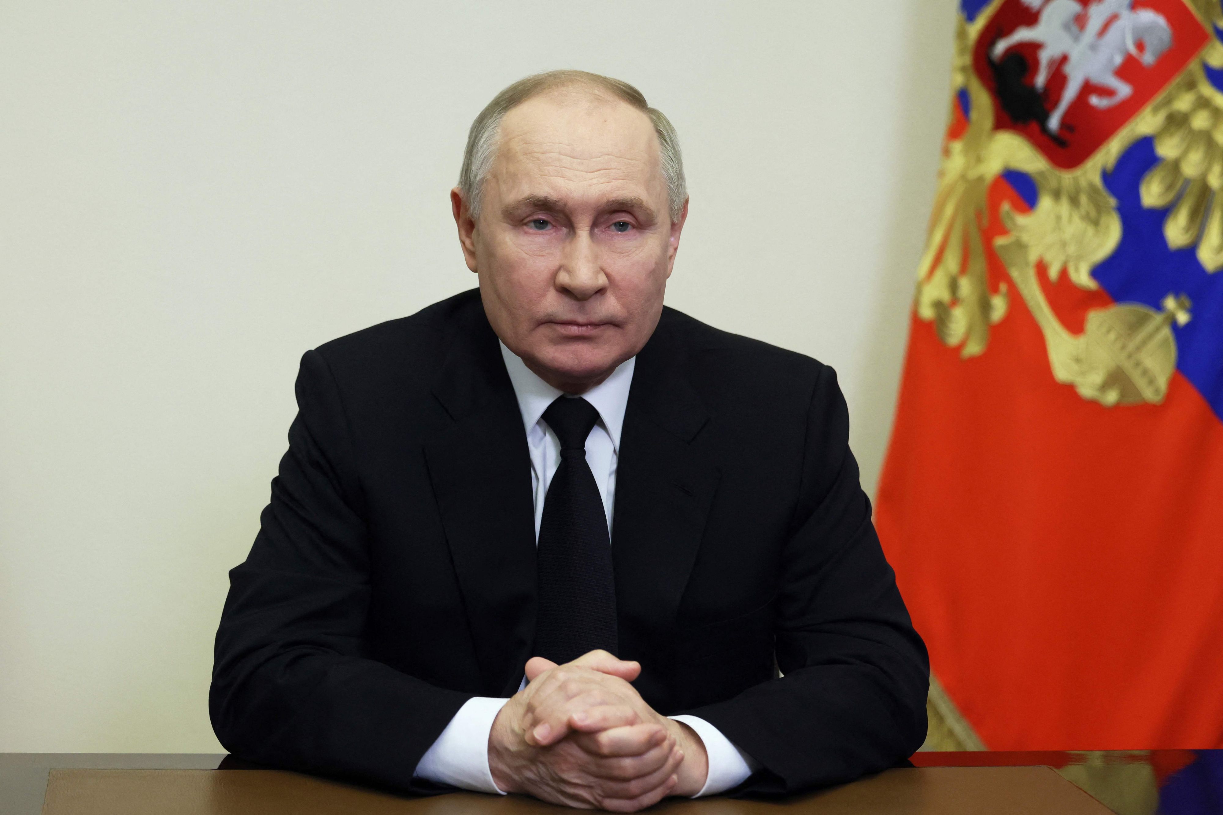 Poutine absent des hommages, le Kremlin assure qu'il est peiné
