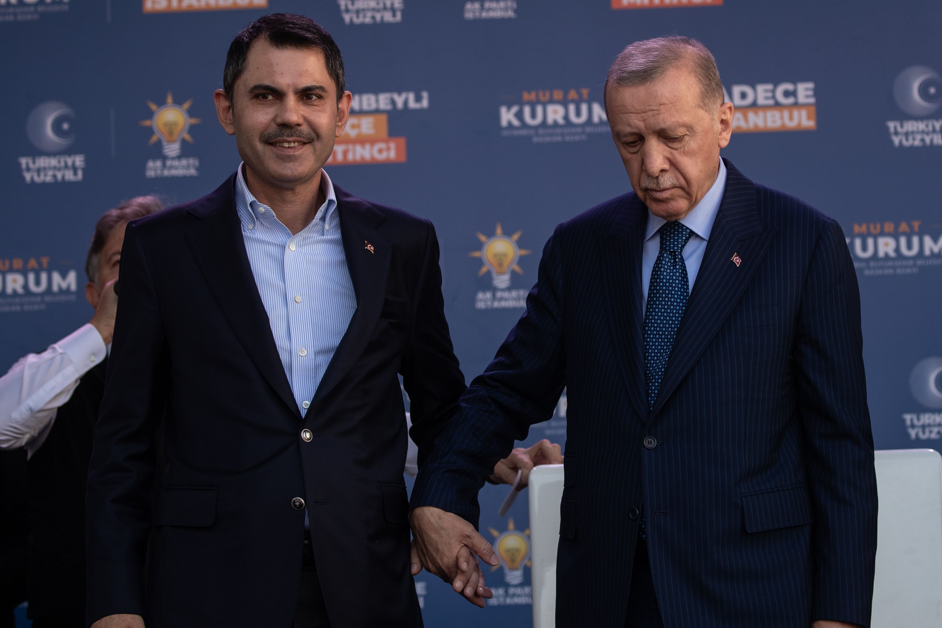 Scrutin test pour Erdogan: ouverture des bureaux de vote