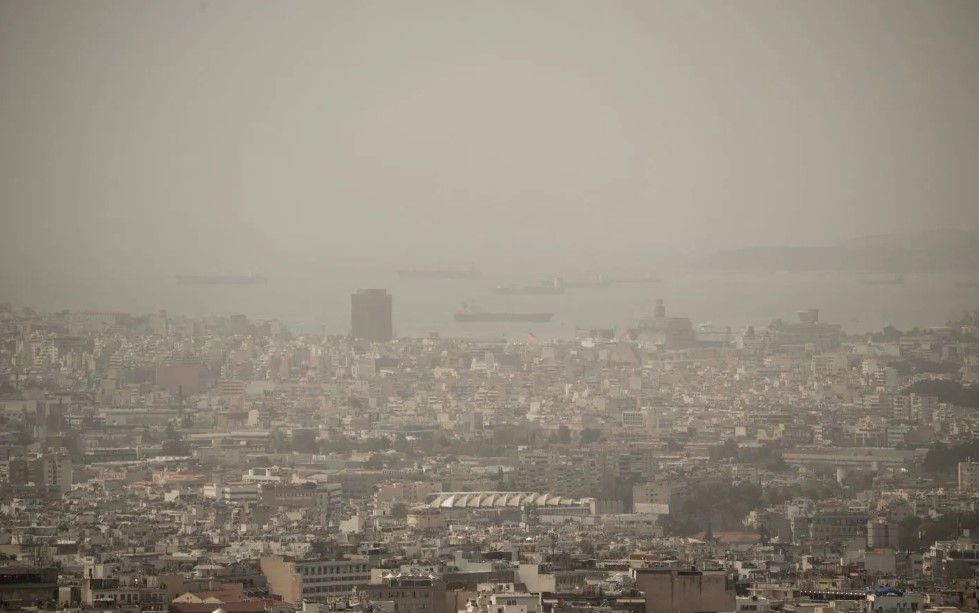 La Grèce confrontée à des températures élevées et d'épais nuages de sable du Sahara
