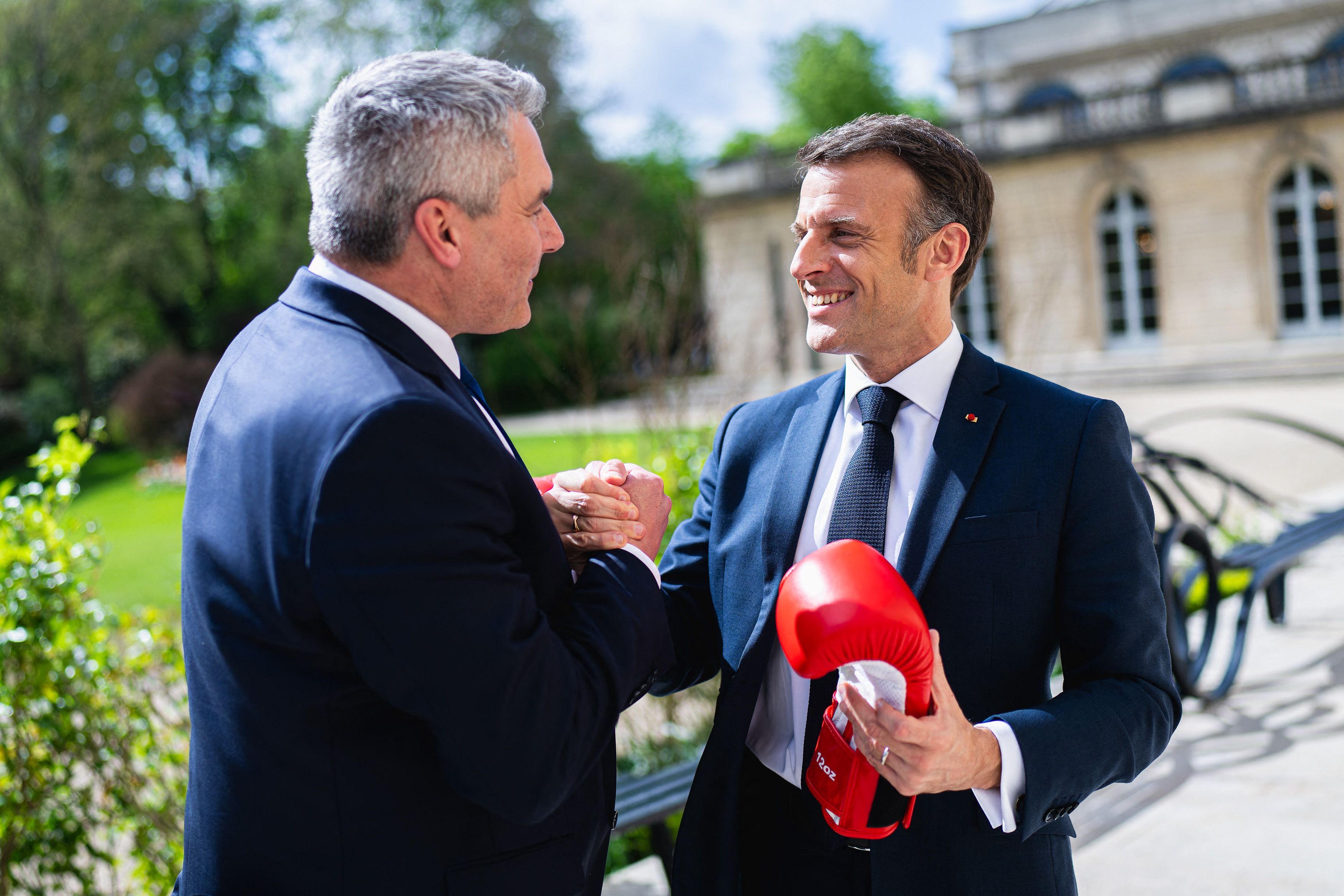 Le chancelier autrichien offre des gants de boxe à Macron