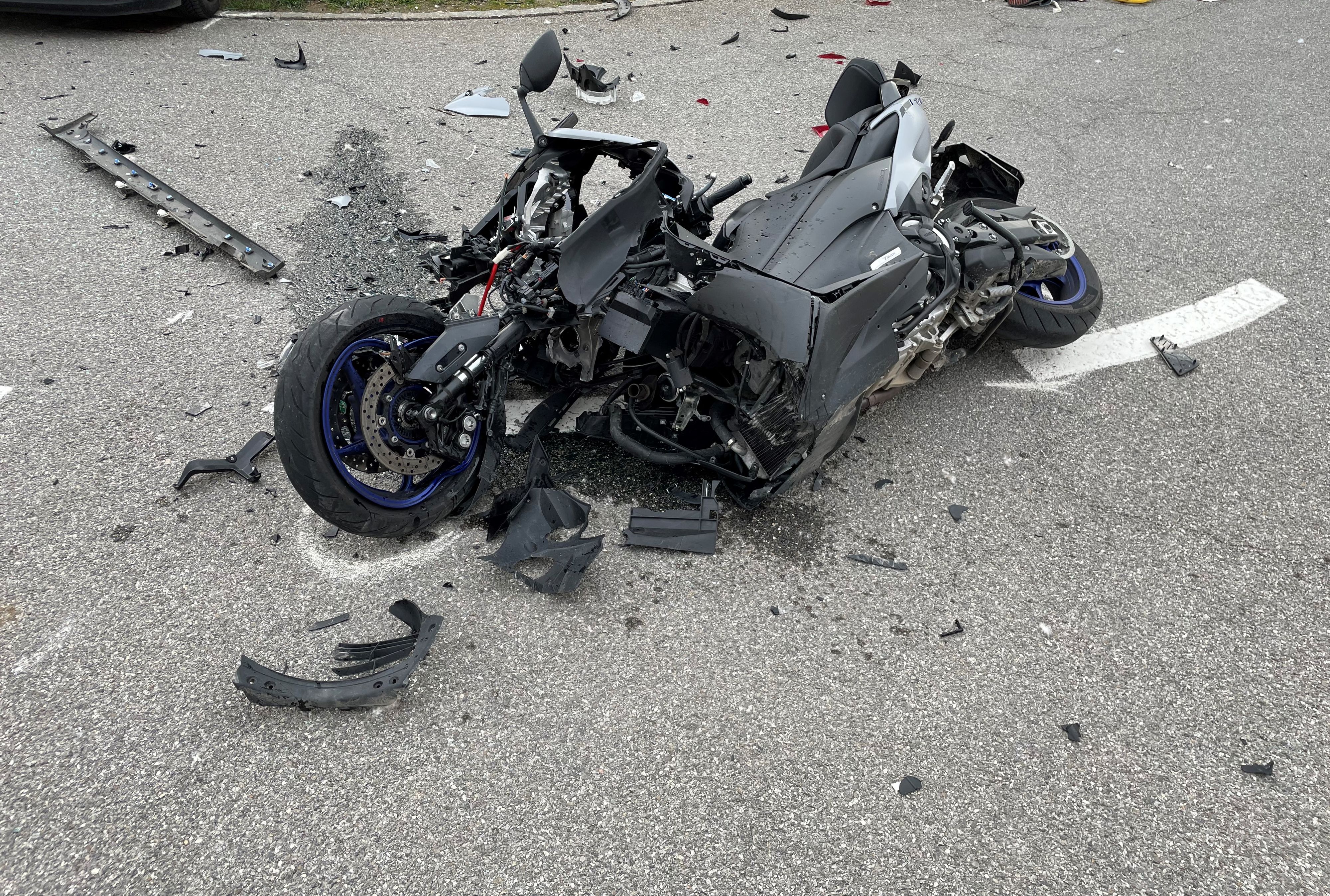 Choc scooter-voiture: un ado grièvement blessé