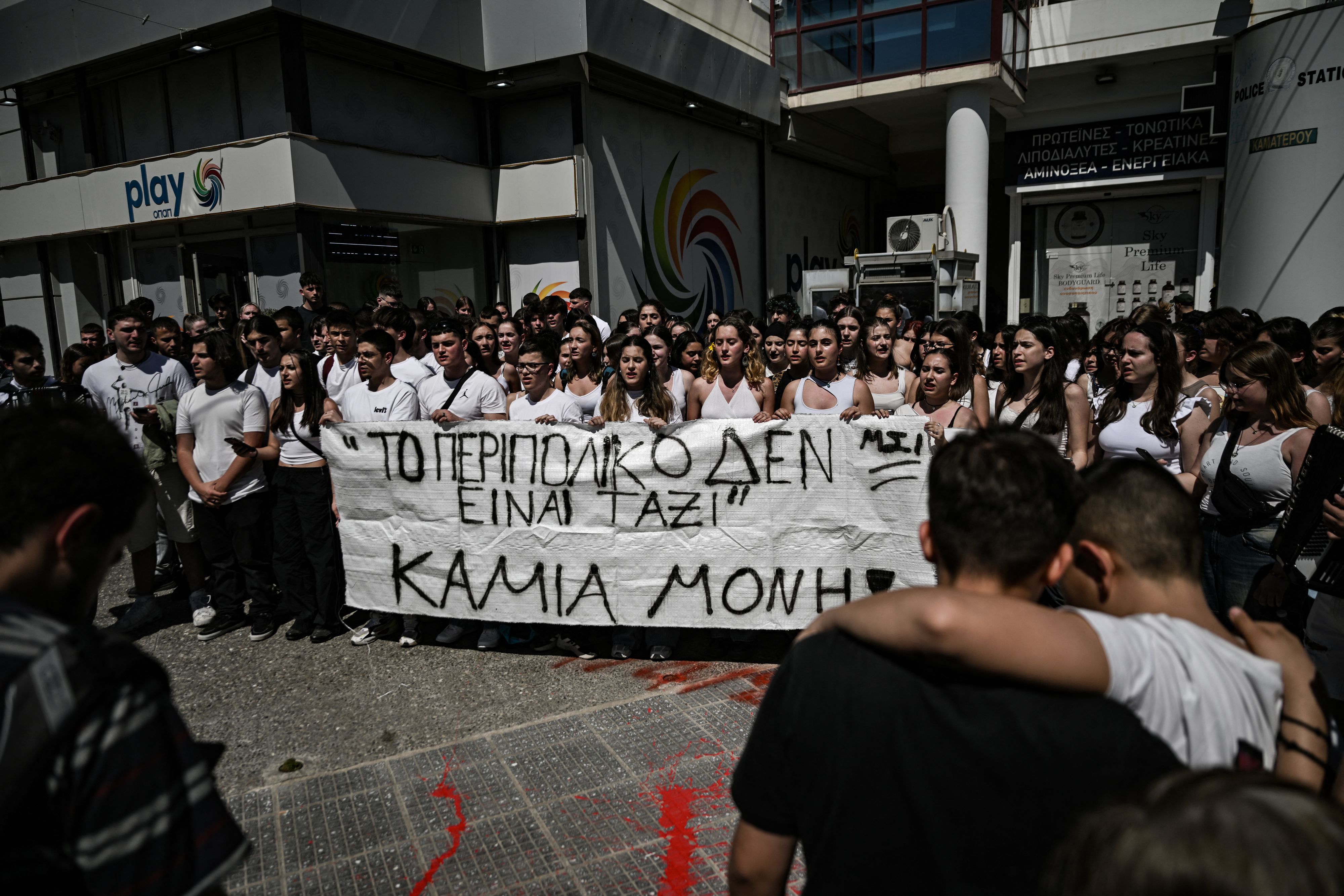 Colère et manifestations après un féminicide devant un commissariat