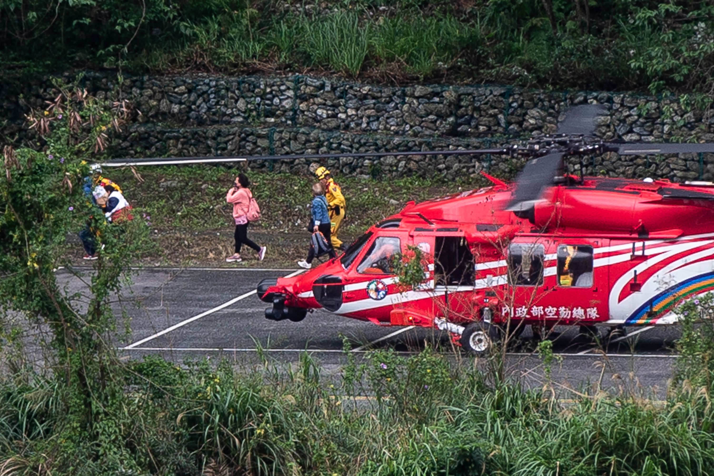 Au moins 13 morts, des touristes évacués par hélicoptères