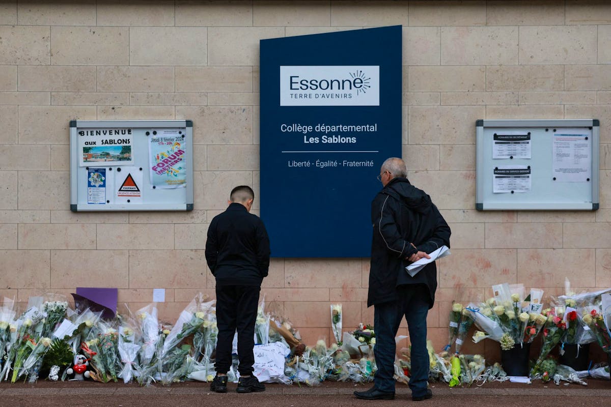 Des fleurs en hommage à la victime au collège Les Sablons de Viry-Chatillon, le 7 avril 2024.