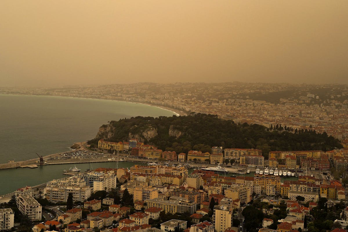 Le ciel orangé de Nice, avec la poussière du Sahara.