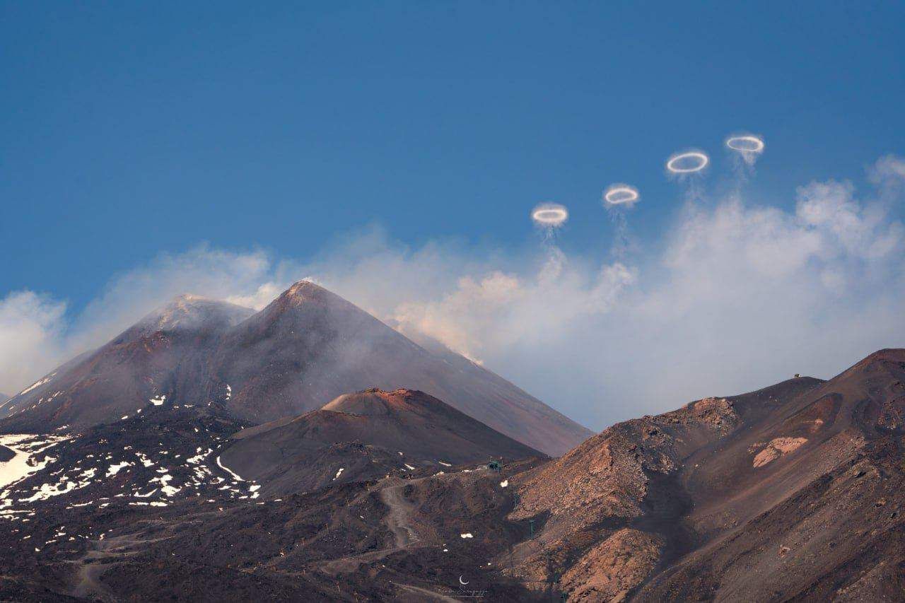 Des ronds de fumée tout à fait spectaculaires sur l'Etna