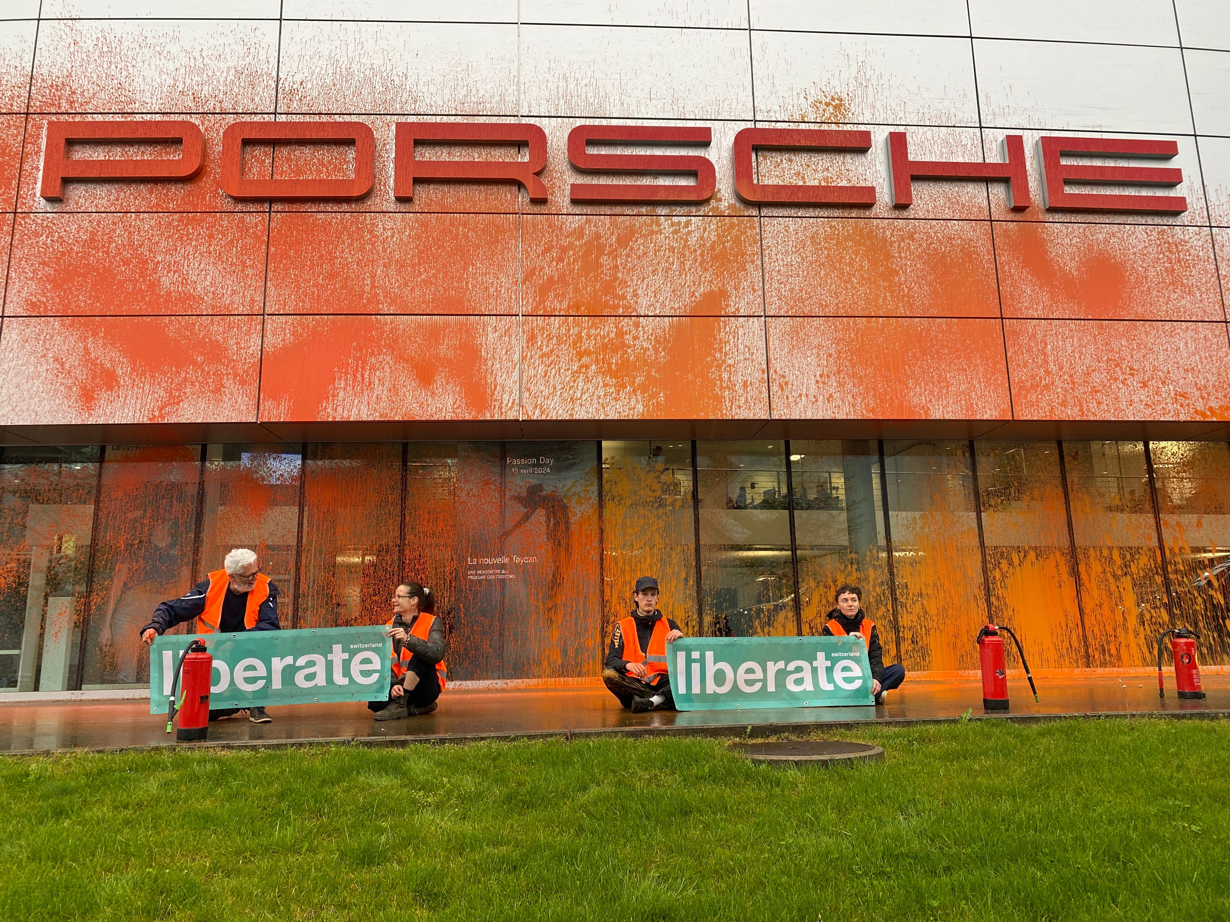 Des activistes du climat aspergent le Centre Porsche
