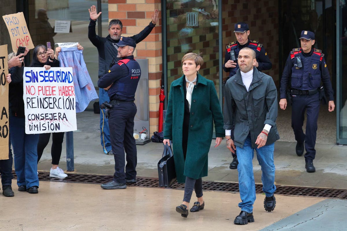 Dani Alves, avec son avocate, Inés Guardiola, lors de sa sortie de prison, le 25 mars dernier.