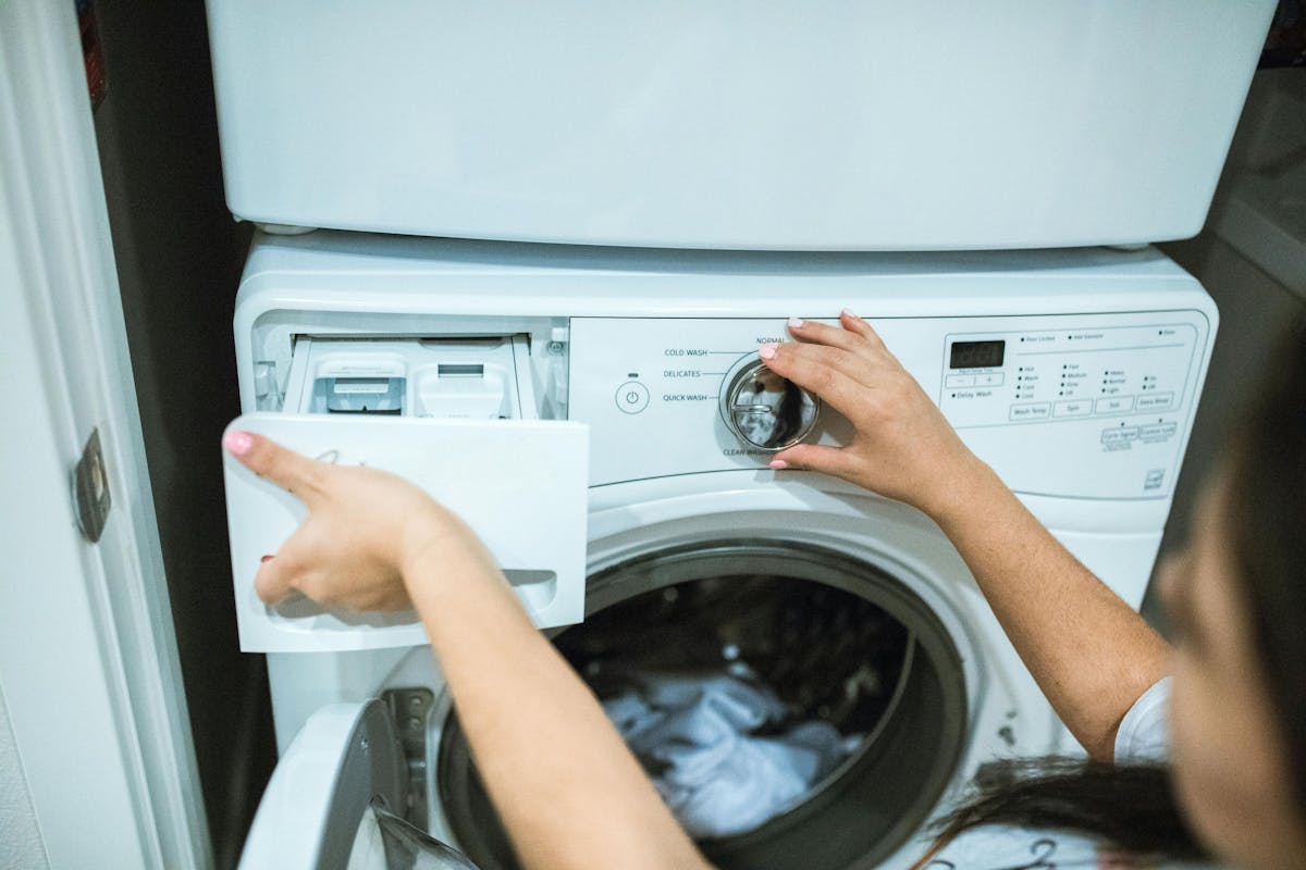 È possibile lavare in lavatrice alcuni indumenti etichettati come lavaggio a secco, purché si utilizzi un ciclo delicato.