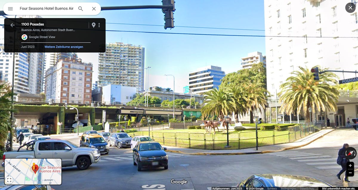 Anhand der Gebäude und der Unterführung im Hintergrund sowie der Palmen und dem weissen Gebäude auf der rechten Seite und den verschiedenen Zebrastreifen lässt sich eindeutig sagen: Das Video von der rennenden und kreischenden Menschenmenge ist in Buenos Aires entstanden.