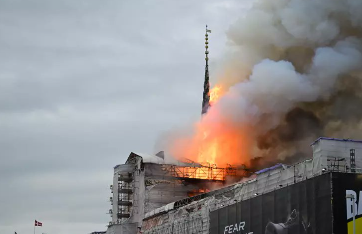 «Wilde Szenen»: Historisches Gebäude in Flammen