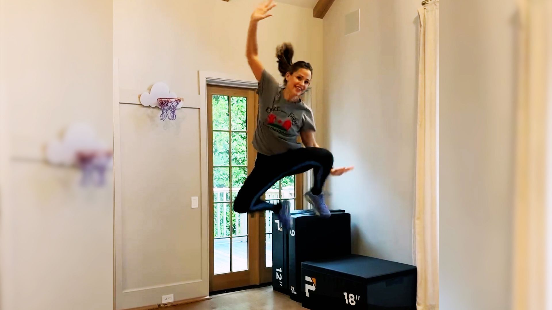 Jennifer Garner fliegt durch ihr Wohnzimmer