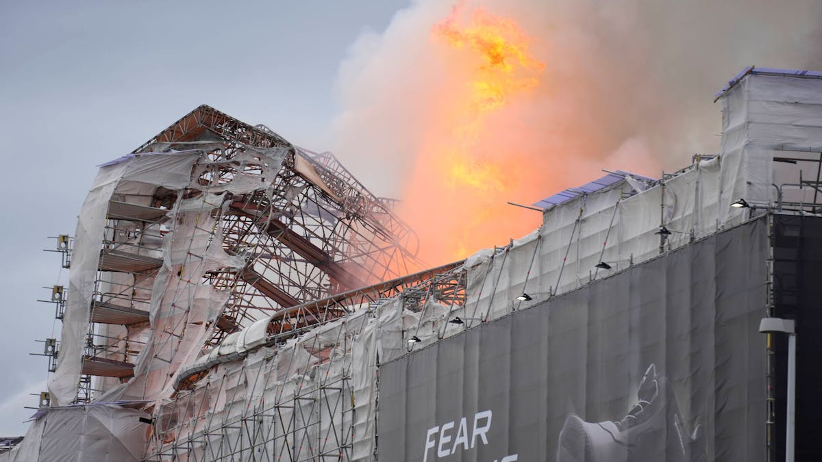 Historisches Börsengebäude in Kopenhagen steht in Brand