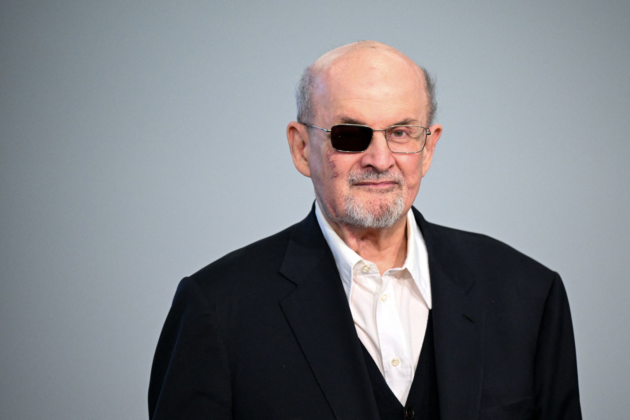 Salman Rushdie raconte l'attaque qui a failli lui coûter la vie