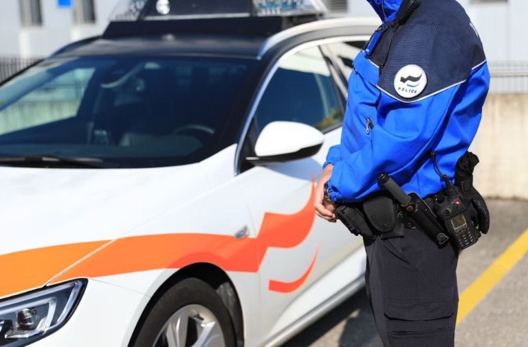 Fribourg: un septuagénaire a incendié au moins six véhicules