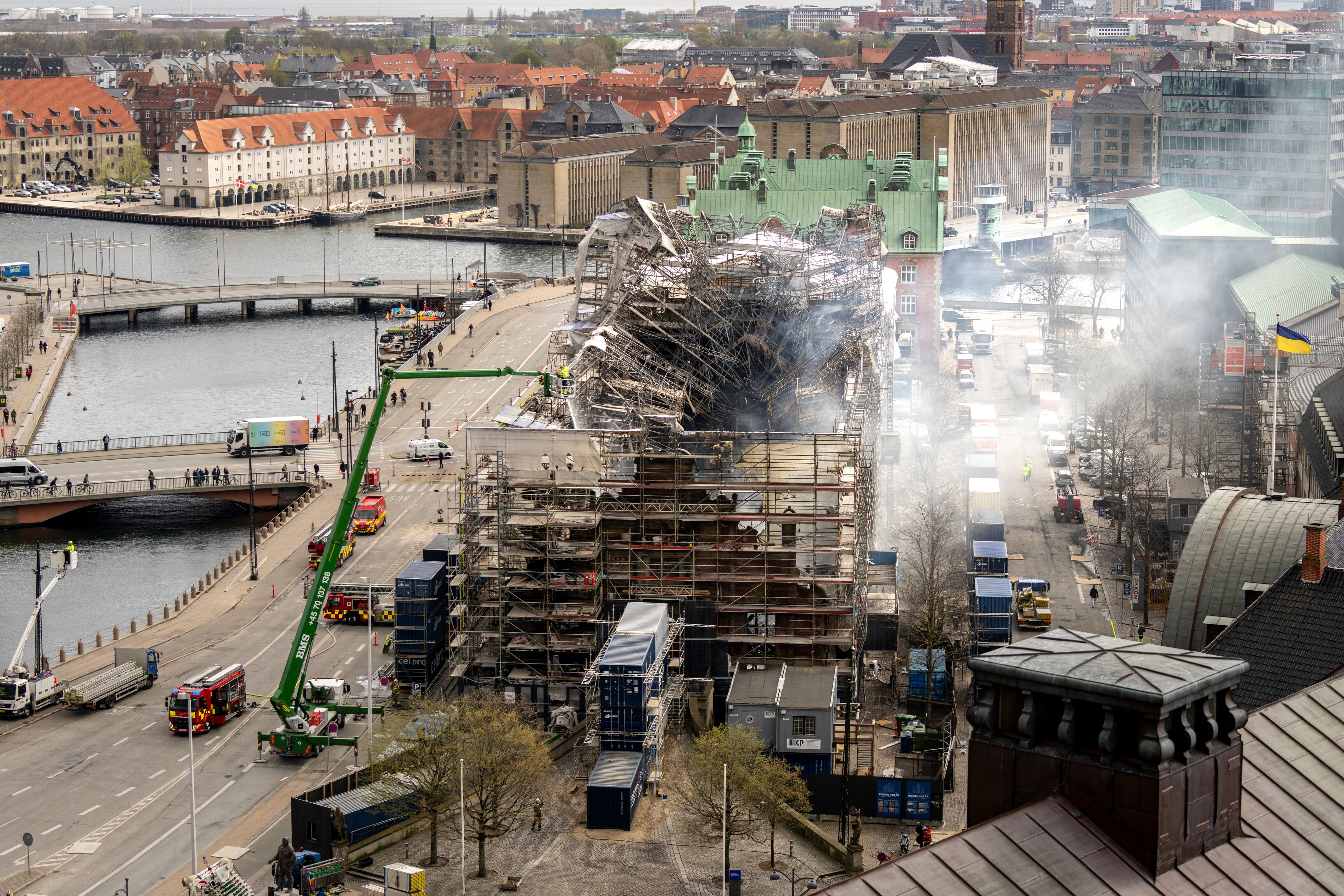 On le craignait, la façade de la vieille Bourse de Copenhague s'est effondrée