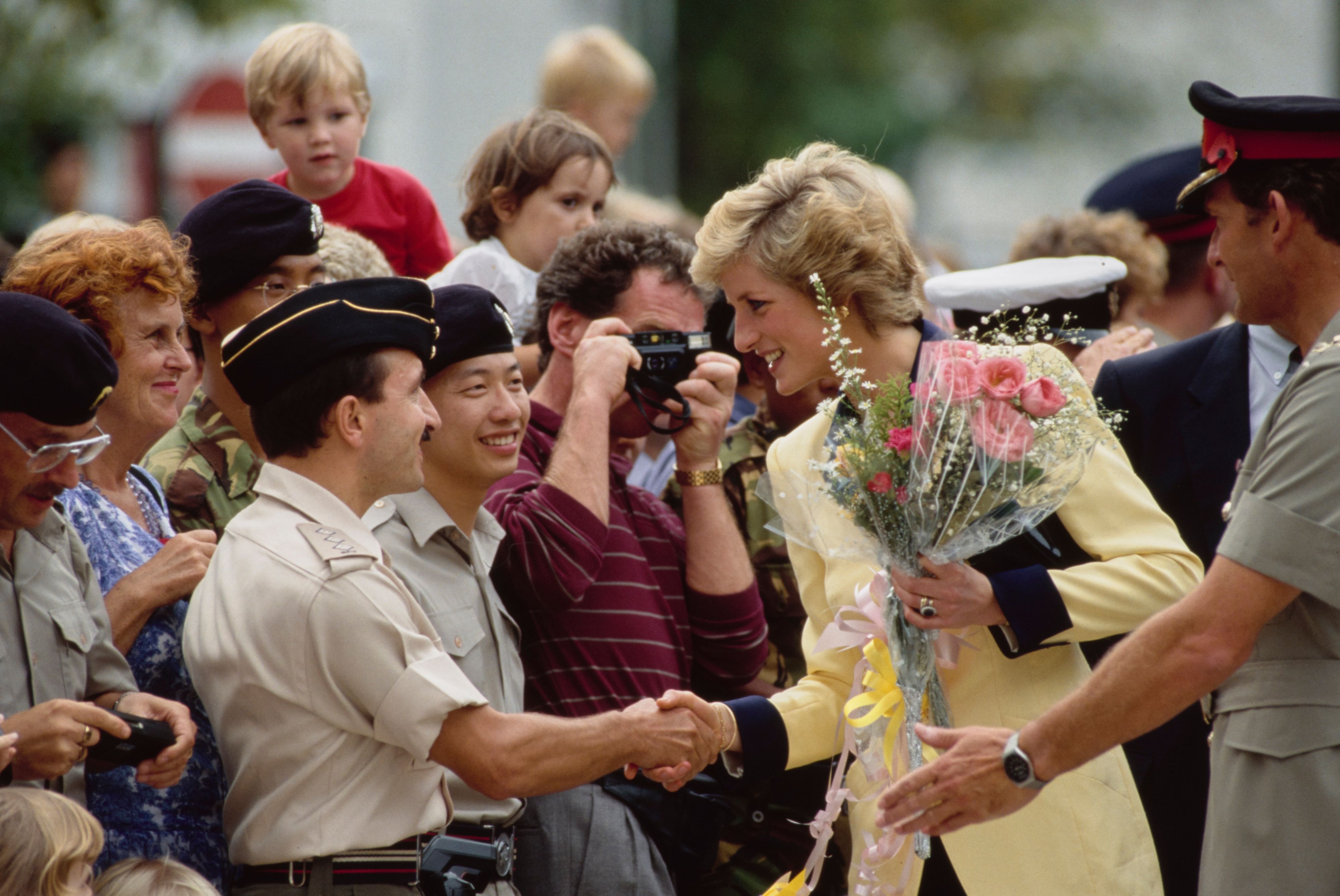Des robes de la princesse Diana exposées avant une vente aux enchères