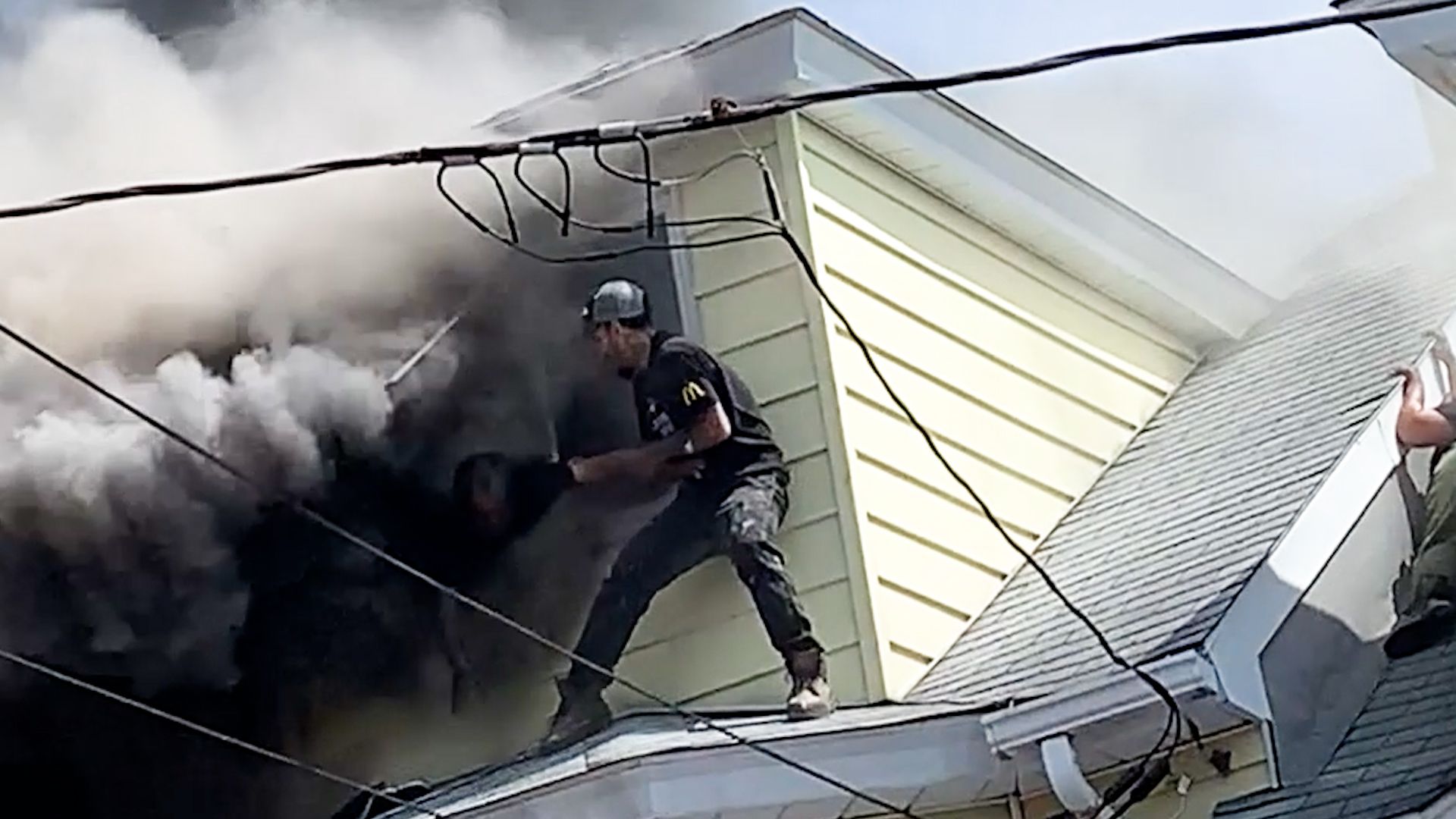 Heldenhaft: Mann rettet Nachbar aus brennendem Haus