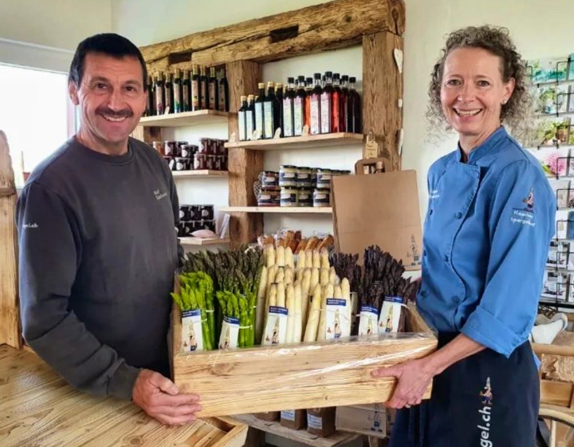 Susanne Spaltenstein mit ihrem Mann Rolf in ihrem Hofladen in Flaach ZH.