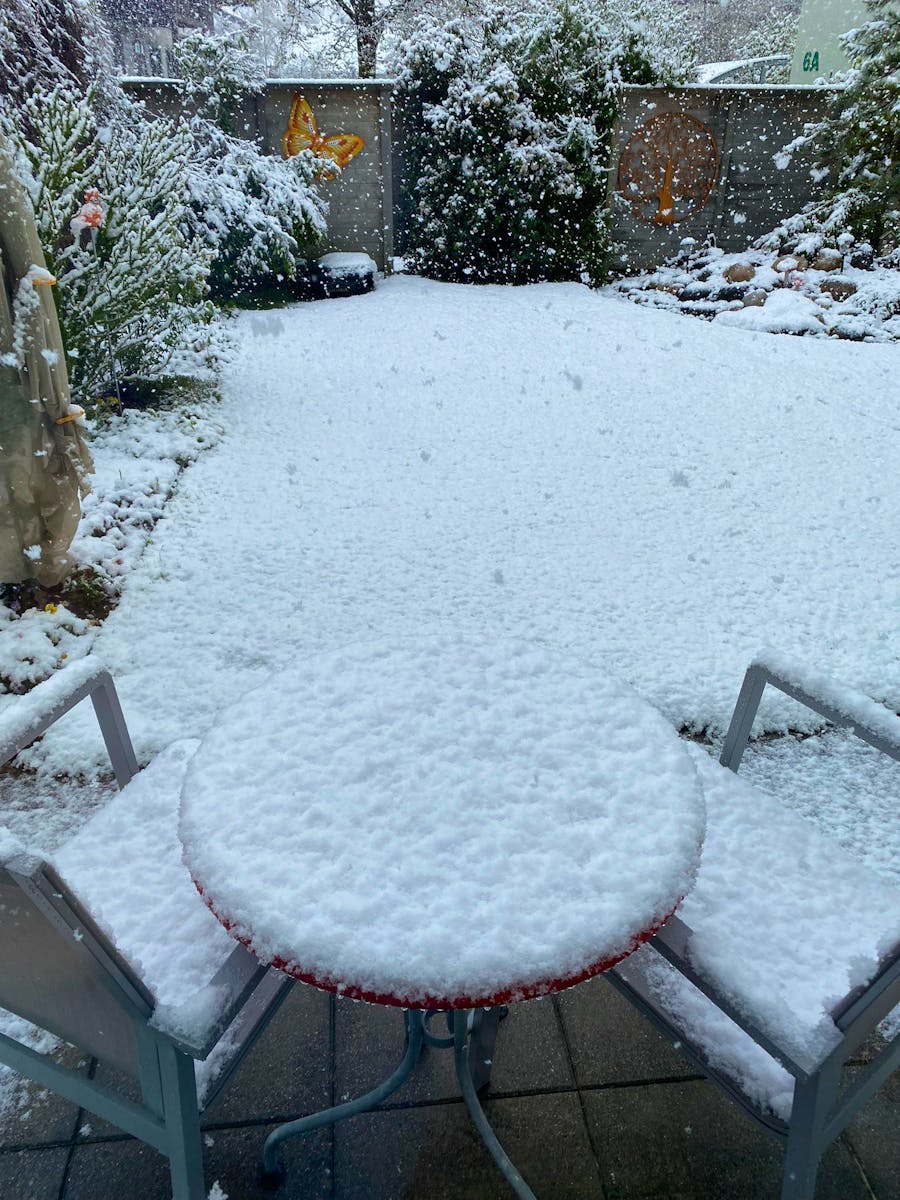 Auf dem Sitzplatz essen wäre ungemütlich: Schnee in Langnau im Emmental.