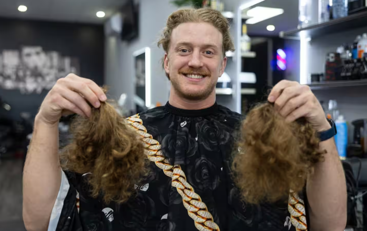 Il offre ses cheveux à des enfants frappés par le cancer