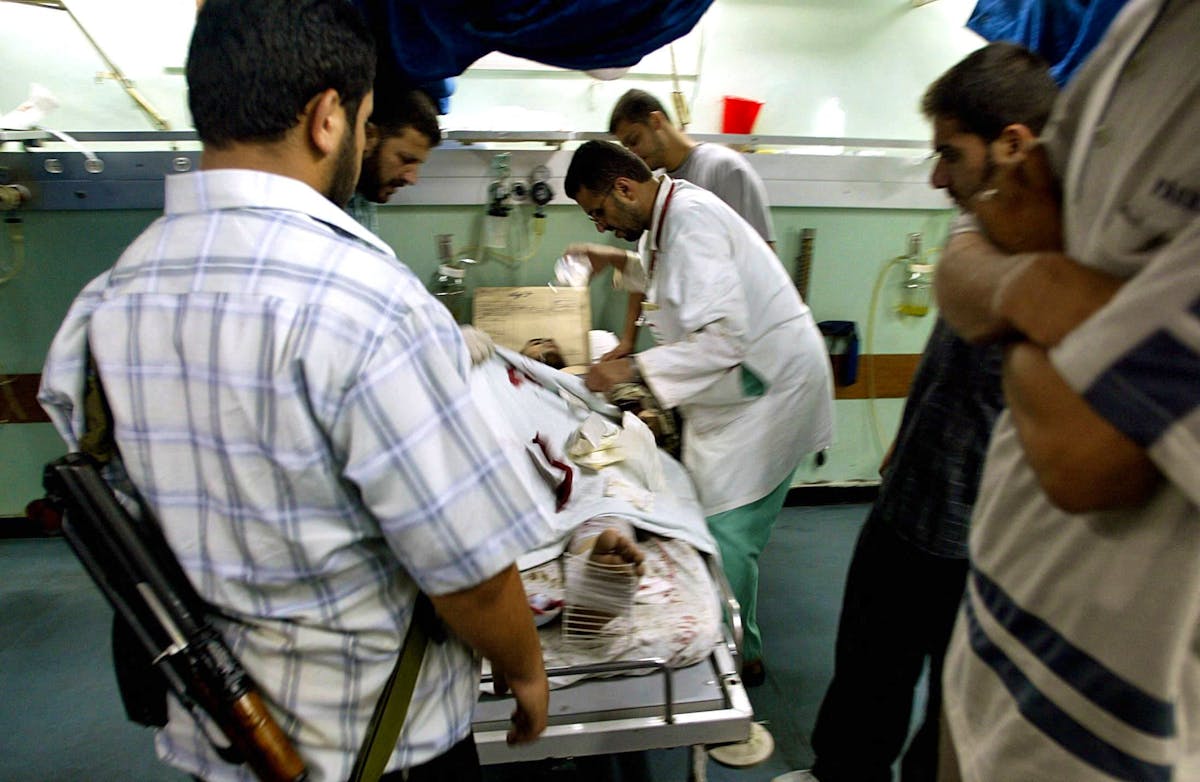 Des docteurs palestiniens en intervention à l'hôpital Al-Chifa avant le déclenchement du conflit par le Hamas. L'OMS a indiqué en avril que l'établissement avait été réduit à une «coquille vide» jonchée de dépouilles humaines par la dernière opération israélienne contre lui.