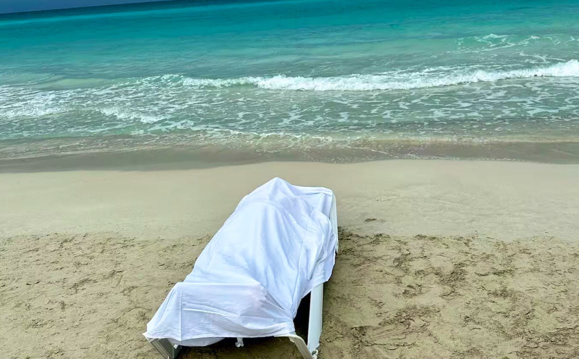 Le corps du malheureux est d'abord resté des heures sur un transat au bord de la plage.