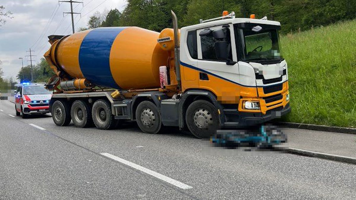 Unfall Olten: Töffli-Lenker (14) kollidiert mit LKW-Betonmischer