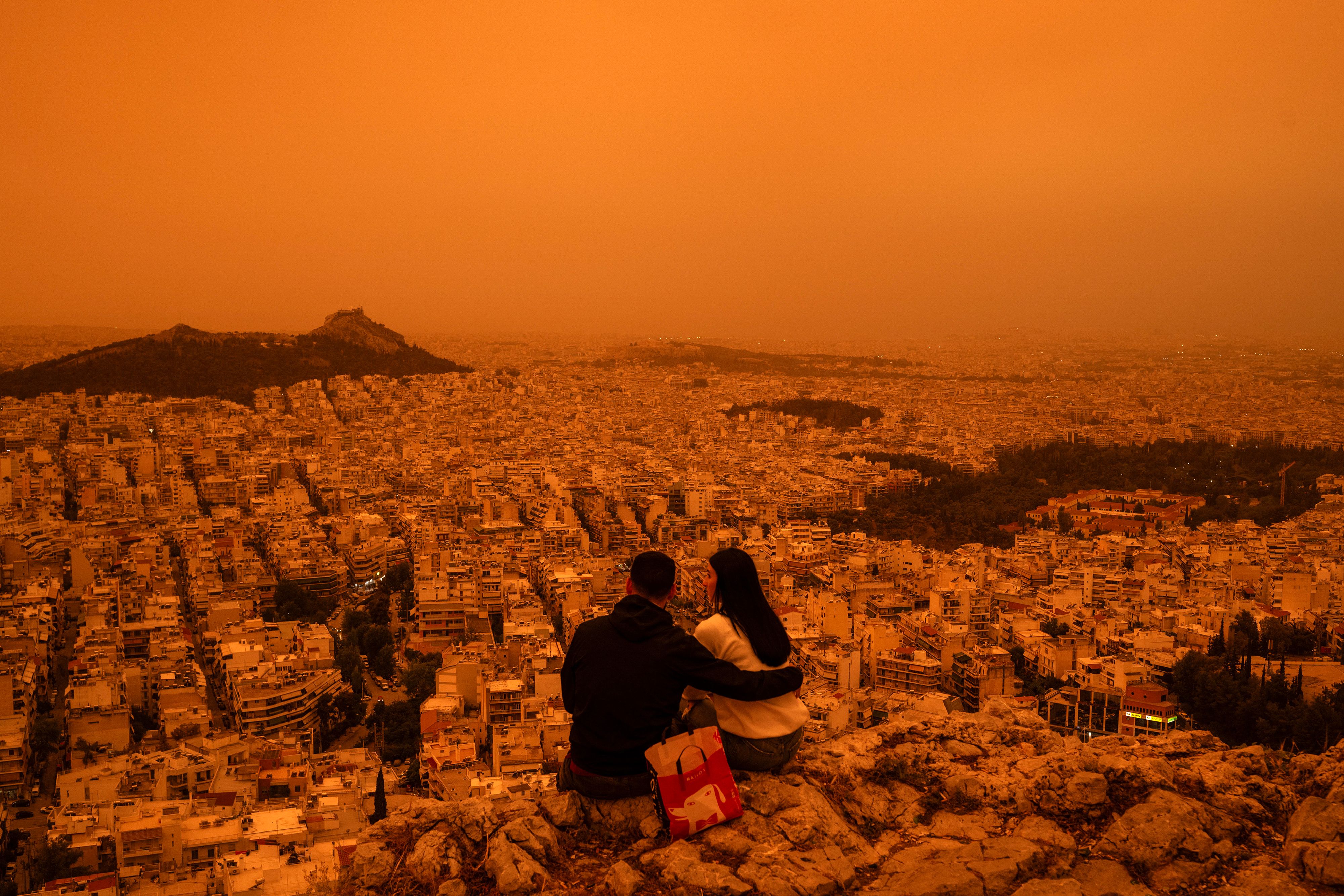 Les folles images d'Athènes sous la poussière du Sahara