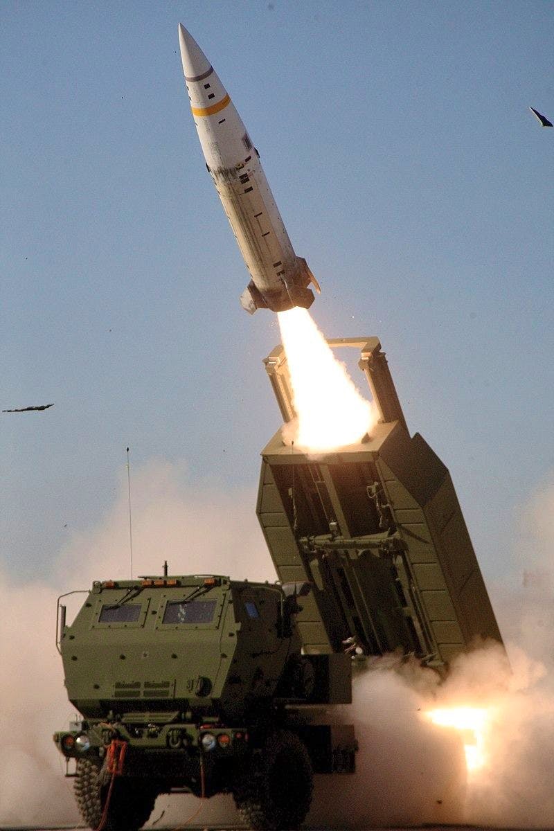 Die ATACMS-Raketen werden vom Himars-Raketenwerfersystem gestartet, verfügen aber über eine deutlich grössere Reichweite.