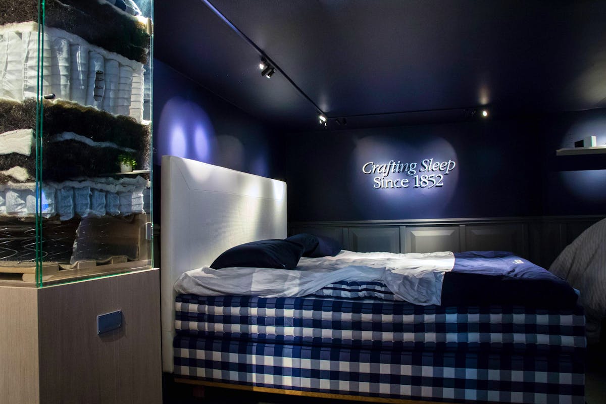 Das blau-weisse Karomuster ist das Markenzeichen des schwedischen Unternehmens. Das neue Luxusbett gibt es aber noch in drei weiteren Farben.