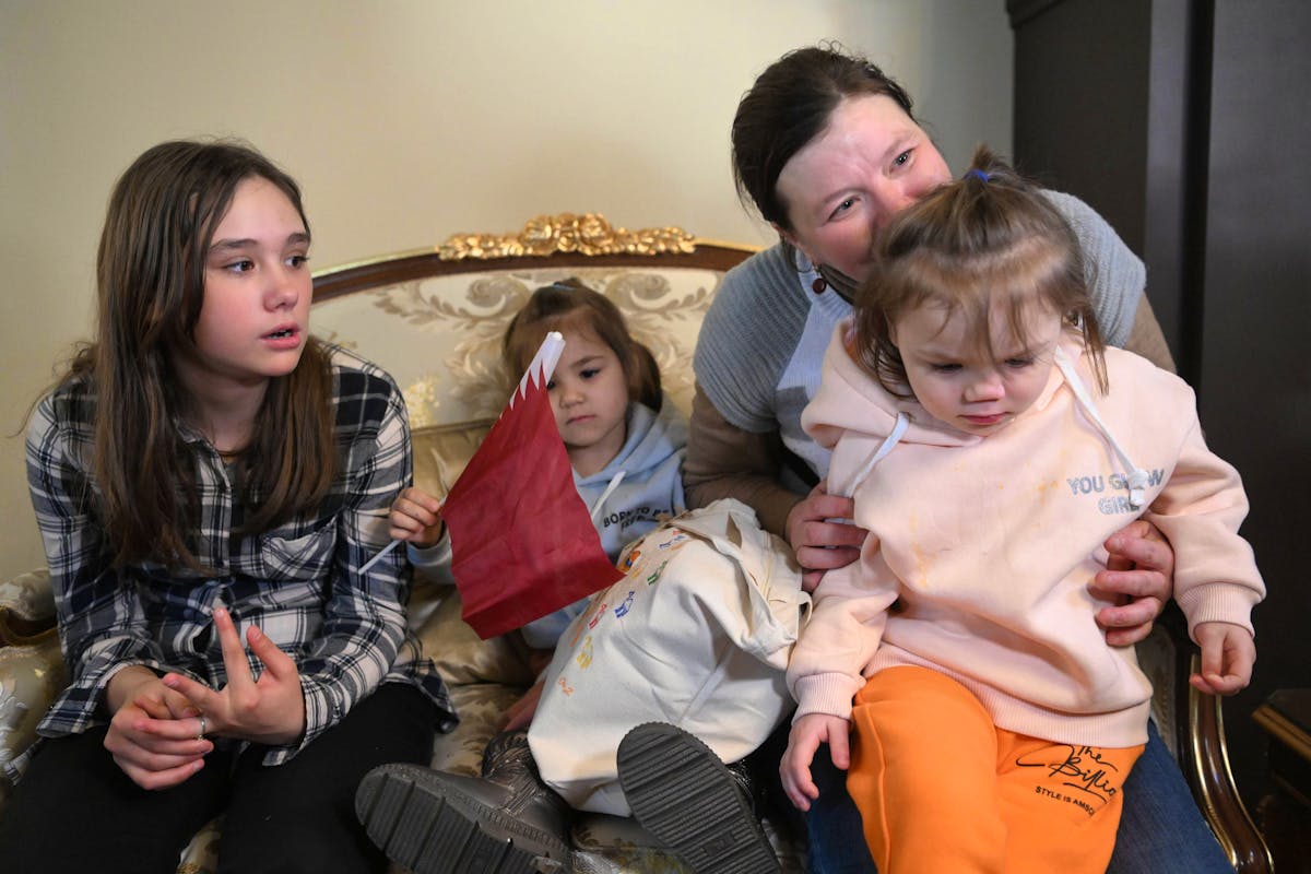 Am 21. März kam es bereits zu einem Austausch. Im Bild. Ukrainische Kinder werden in der Botschaft von Katar in Moskau an ihre Familien übergeben.