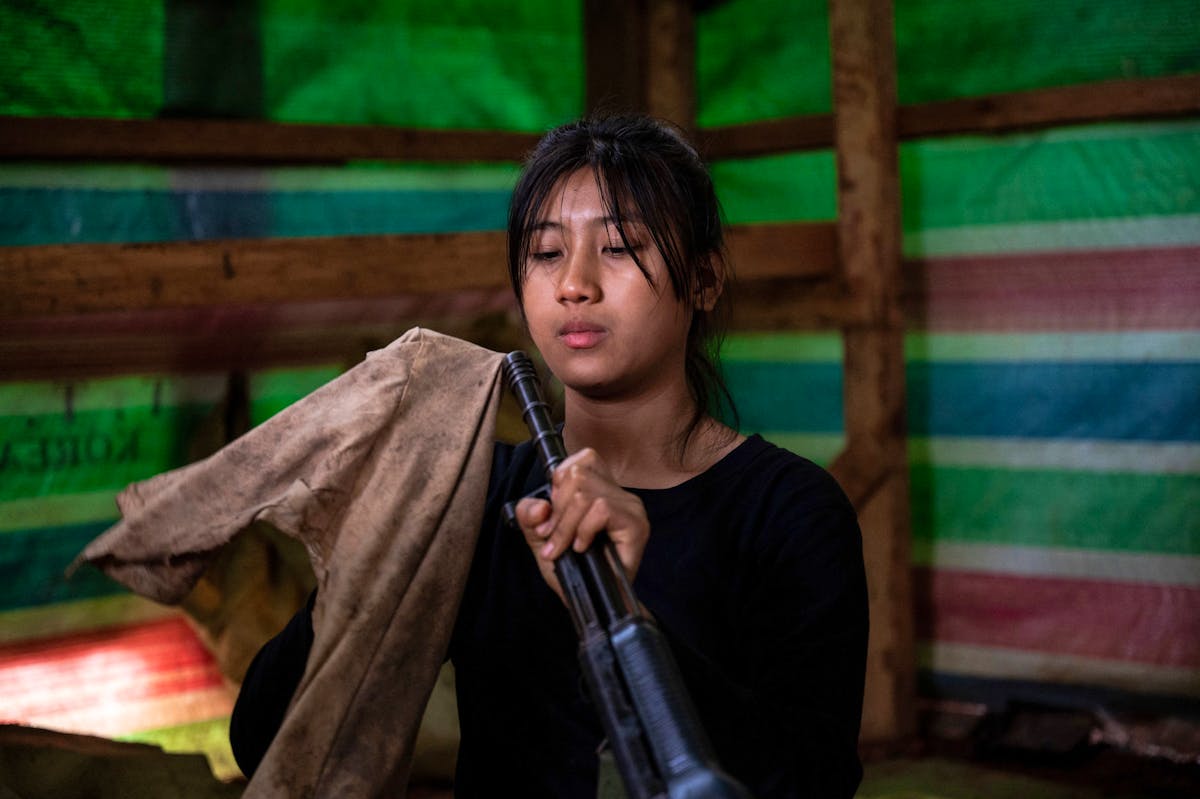 Eine junge Rebellin der «Mandalay People's Defense Forces» putzt ihre Waffe. (Bild: Dezember 2023)