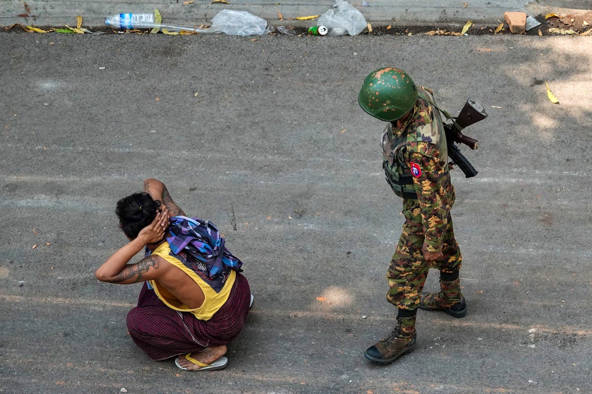 Ein Soldat der Militärregierung bewacht einen festgenommenen Demonstranten. (Bild: März 2021)
