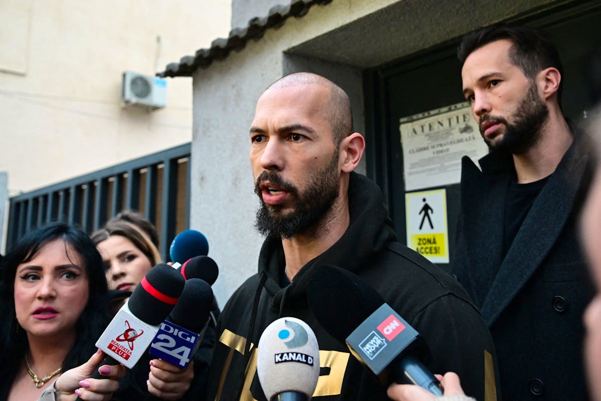 Andrew Tate (au centre), accompagné de son frère Tristan Tate (à droite), s'exprime devant les médias à Bucarest au terme de trois mois de détention. C'était en mars 2024. Les deux hommes ne sont pas autorisés à quitter le pays. La date de son procès n'est pas encore déterminée.