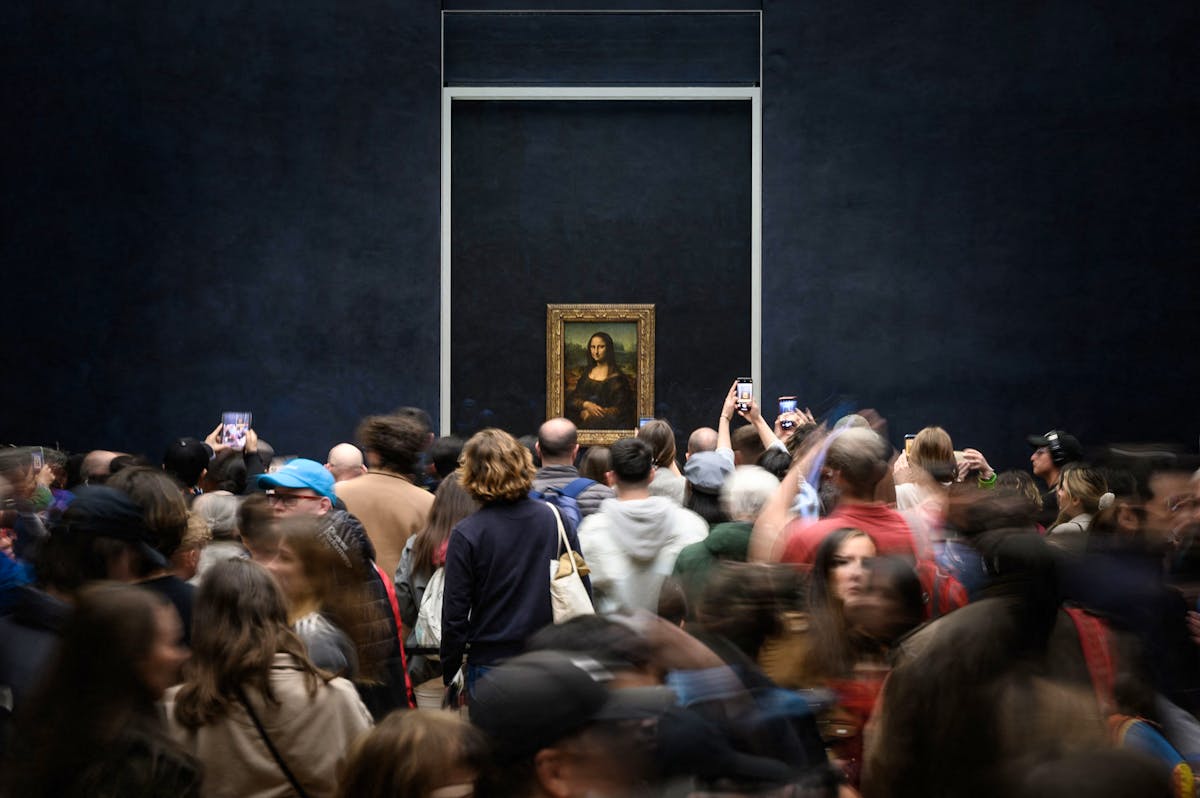 Ce sont «plus de 20'000 visiteurs (qui) voient la Joconde tous les jours» et se photographient devant elle avec leur téléphone portable.