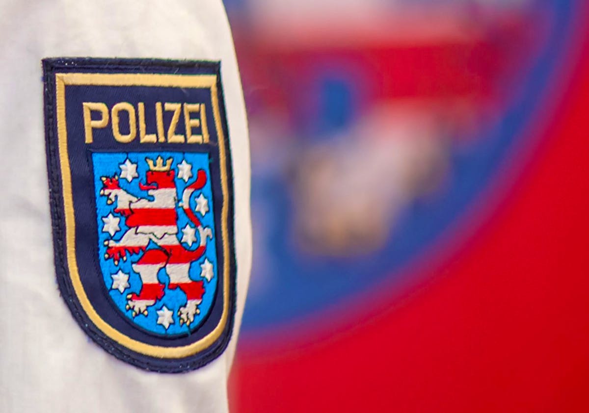 In Bad Frankenhausen wurde ein Polizist von einem Jugendlichen attackiert. Der 57-Jährige verstarb wenig später in einem Spital.