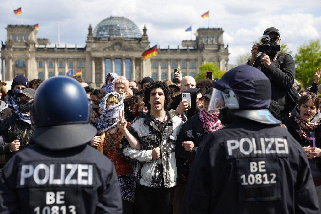 Die Polizei geht zum Teil rabiat gegen die Demonstranten vor dem Kanzleramt in Berlin vor. (26. April 2024)