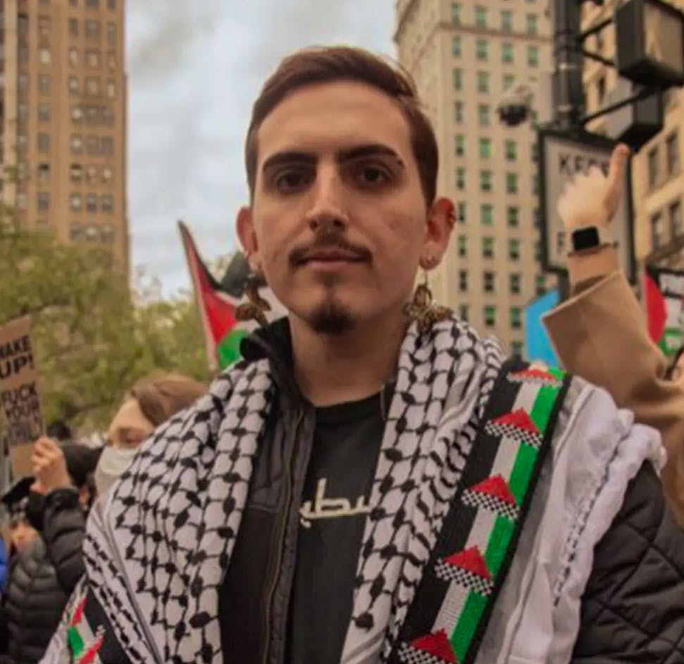 Aidan Parisi wurde aufgrund seiner Verbindungen zu einer Veranstaltung mit dem Titel «Resistance 101» suspendiert, bei der Redner auftraten, die den Terrorismus unterstützen.