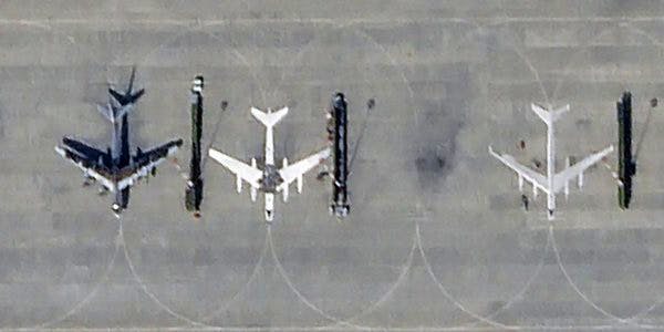 Während der TU-95-Bomber ganz links einen klar erkennbaren Schatten wirft, sind die beiden anderen Silhouetten nur aufgemalt.
