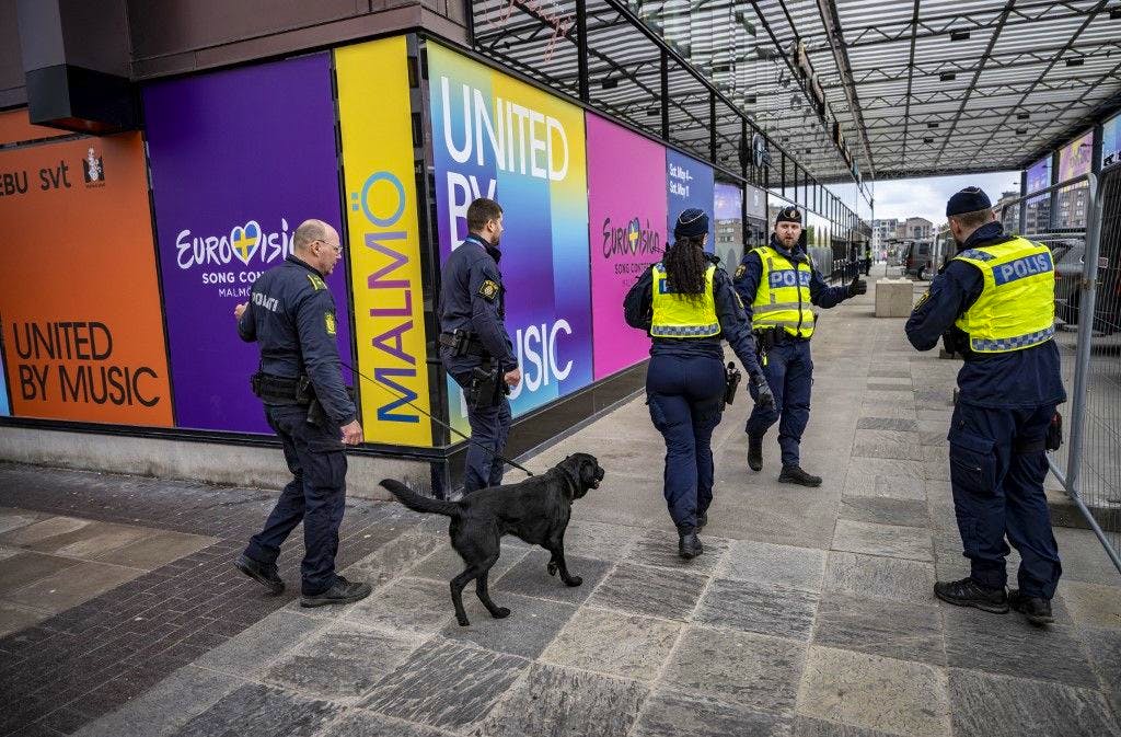 Erhöhte Sicherheitsvorkehrungen: Polizeibeamte mit Hunden patrouillieren in den Strassen von Malmö. (26. April 2024)