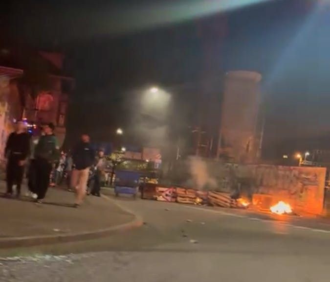 Des émeutiers blessent onze policiers à la Reitschule à Berne