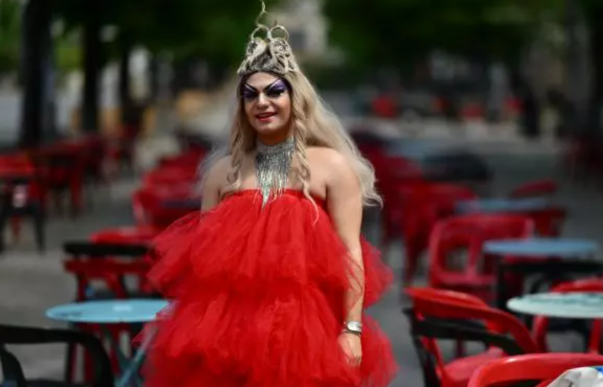 Miss Martini, drag queen, portera la flamme olympique pour «mettre de la joie»