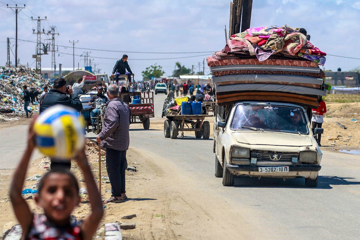Israel greift Ziele im Osten von Rafah an: Menschen fliehen aus der Stadt. (6. Mai 2024)